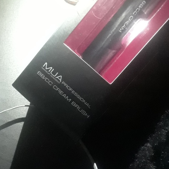 MUA PROFESSIONAL CREAM BRUSH - Picture 2 of 2